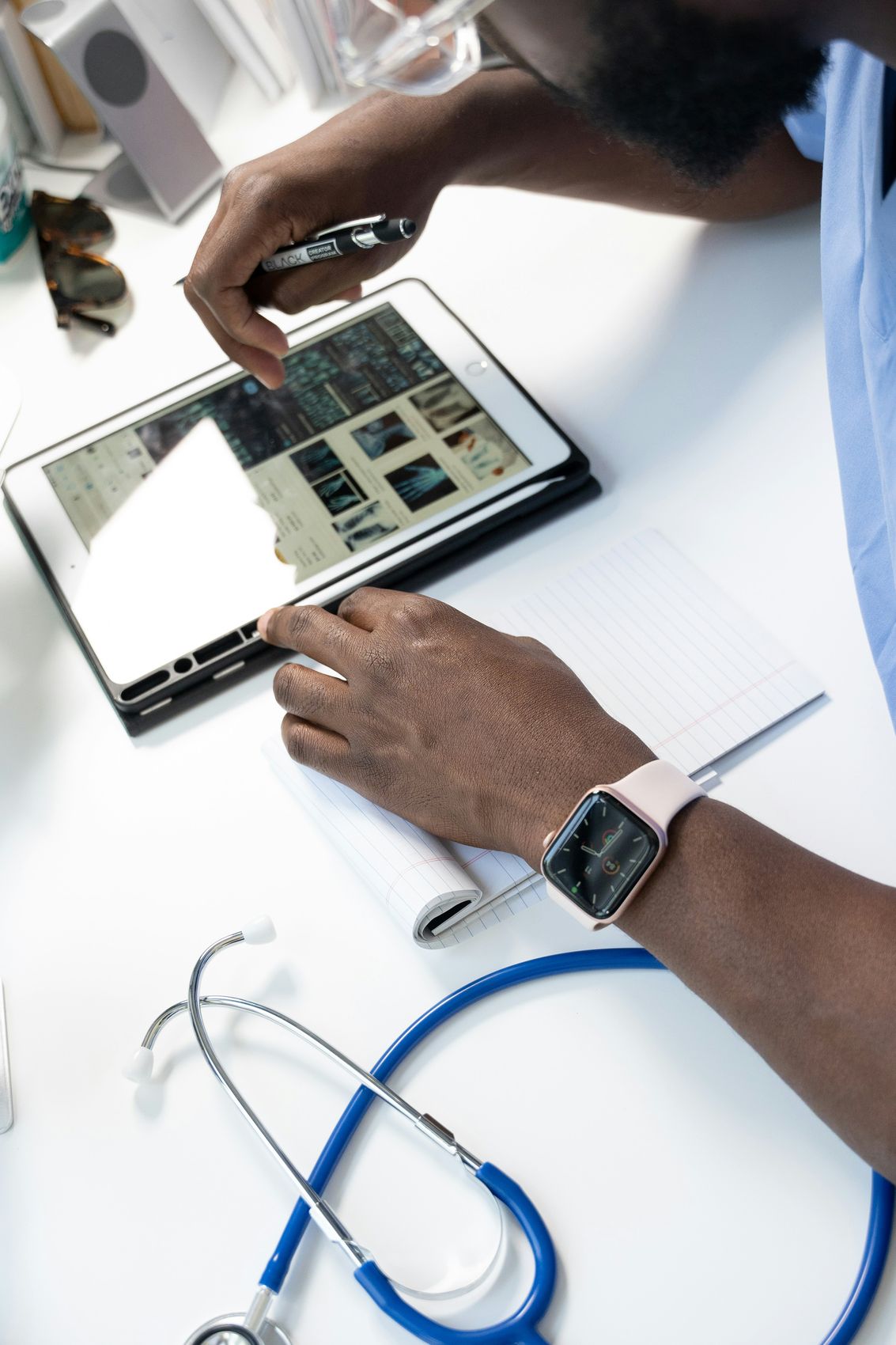 Soignant et patient consultant un dispositif de santé numérique