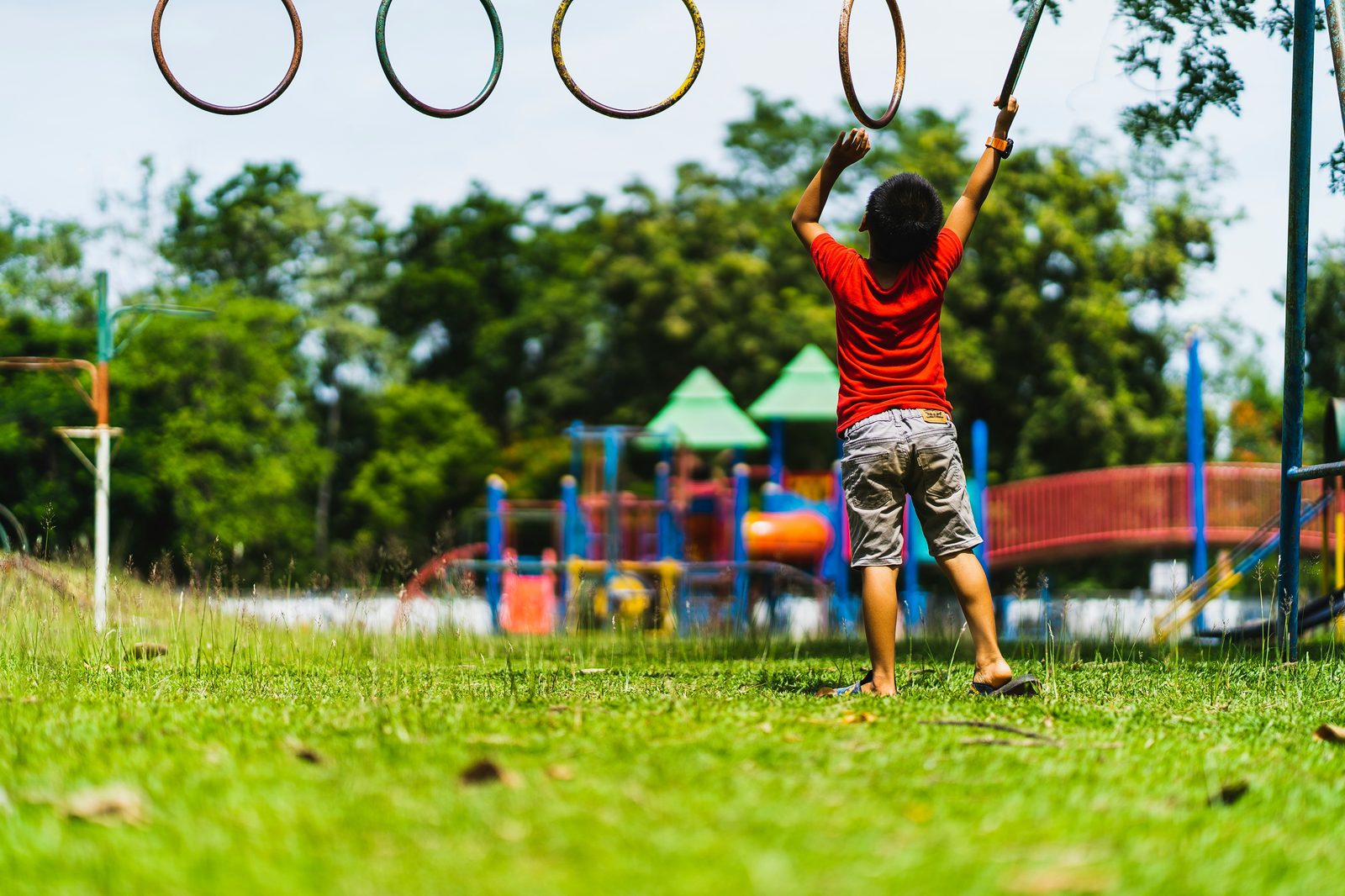 Enfant jouant en extérieur