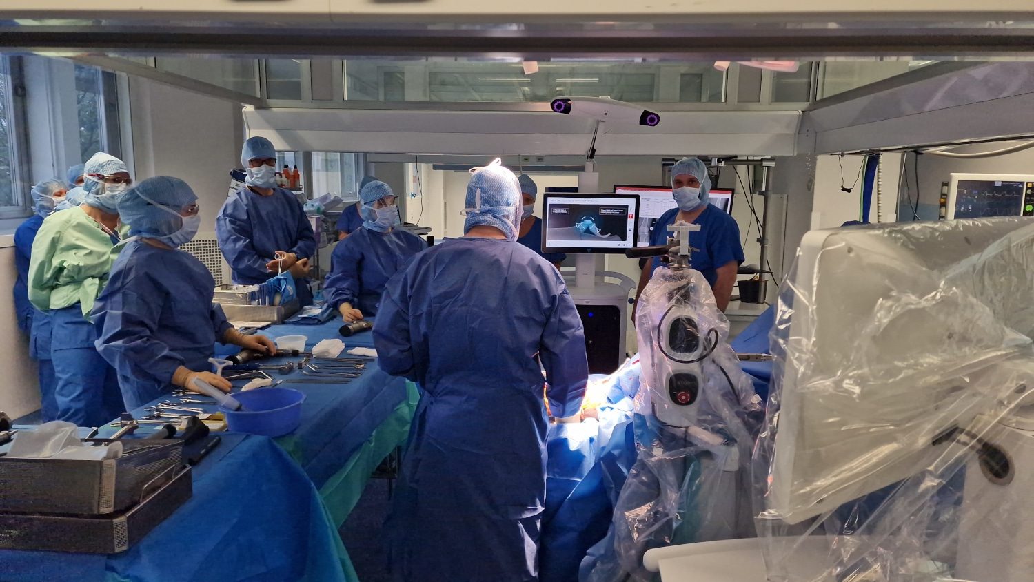Bloc opératoire, chirurgie digitale assistée par robot